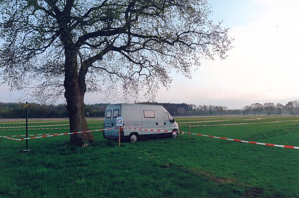 Ein Baum - ein Bus und Flatterband. Ruhe vor dem Sturm auf dem Gro&szlig;parkplatz Gro&szlig;enaspe