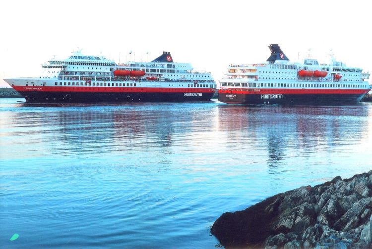 ... treffen sich zwei Schiffe, sagt das eine...