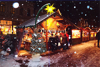 Der Weihnachtsmarkt mit Schnee