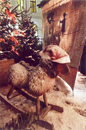 "Dolly" mit Weihnachtsmütze