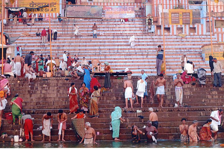 ... in im Sonnenaufgang ein heiliges Bad im Ganges