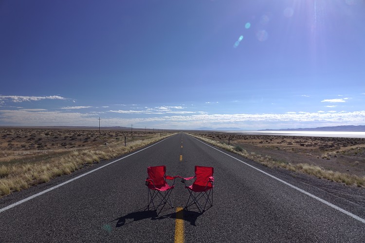 hier kann man lange sitzen.....da kommt nur selten einerdie einsamste Straße von Amerika